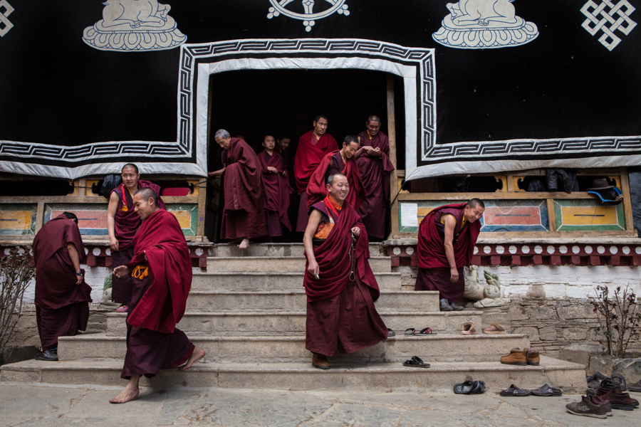 http://www.lauraportinaro.com/files/gimgs/69_after-the-puja-at-mindroling-monastery.jpg