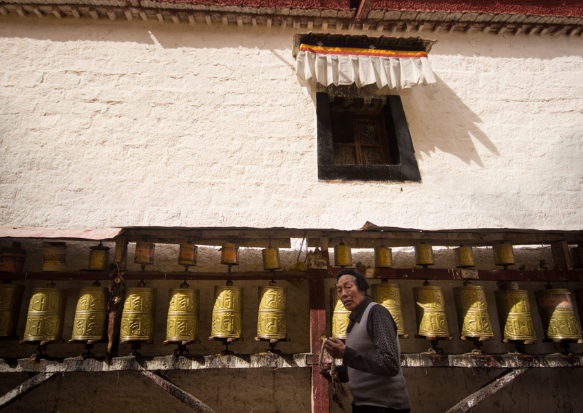 http://www.lauraportinaro.com/files/gimgs/69_jokhang-lhasa.jpg