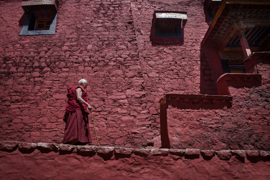 http://www.lauraportinaro.com/files/gimgs/69_old-monk-at-ganden-monastery.jpg