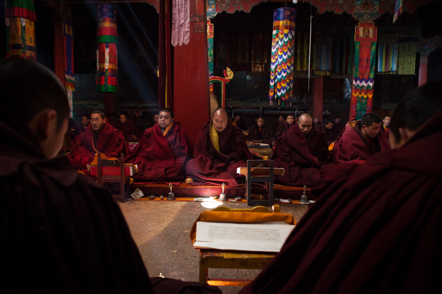 http://www.lauraportinaro.com/files/gimgs/69_puja-worship-at-mindroling-monastery-.jpg